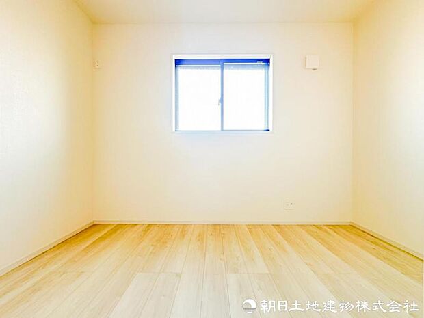 【洋室】暮らしの中での光と風を演出してくれて開放的な空間をお楽しみください。