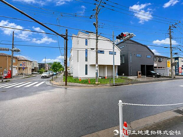 【外観写真】 陽光をたっぷりと取り込む設計思想。明るく開放的な住空間を外観からも感じられ、快適な暮らしを予感させてくれます。