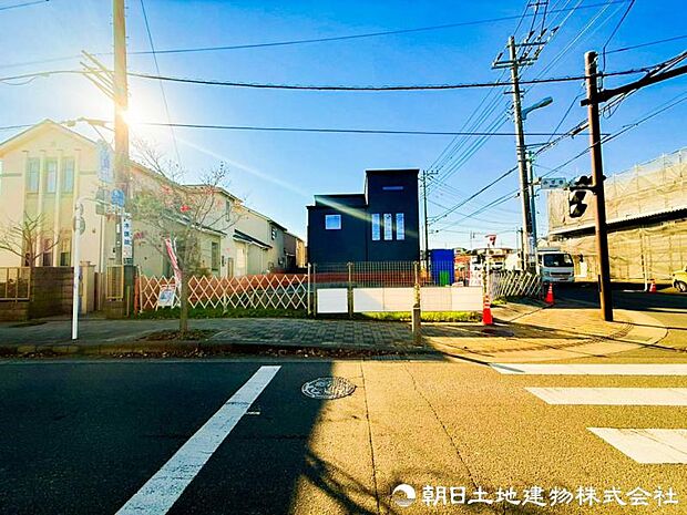 【前面道路】前面道路はゆとりがある為、お車の運転が苦手な方も安心ですね