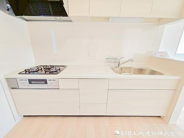 【キッチン】 引き出しタイプの収納を採用し、調味料やストック品も整理しやすいキッチン。使い勝手に配慮した設計です。