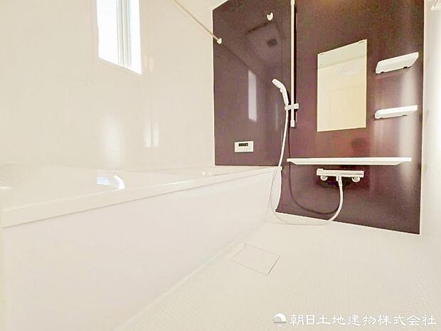 【バスルーム】 一日の疲れを癒す、ゆとりあるバスルーム。毎日使う場所だからこそ、リラックスできる広さと快適性にこだわりました。