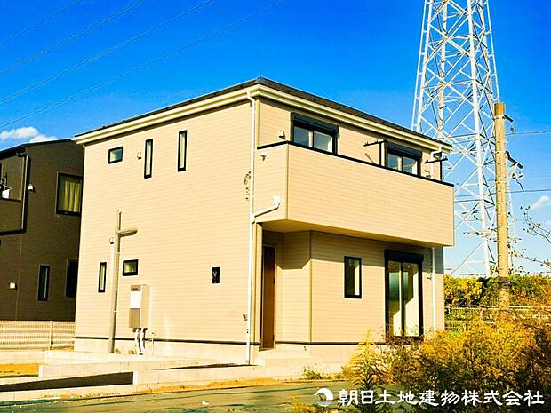 【外観写真】自然の美しさを引き立てる洗練された外観。静かな住宅街に調和する落ち着いた佇まいとなっています。