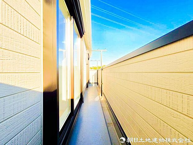 【バルコニー】気持ちのいい空が見渡せる広いバルコニー。爽やかな風を感じて、心躍る素敵な暮らしがはじまります。