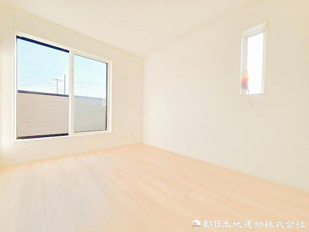 【洋室】 家族の時間も、自分だけの時間も大切にできる洋室。落ち着いた空間で、オンとオフを切り替えながら心地よくお過ごしいただけます。