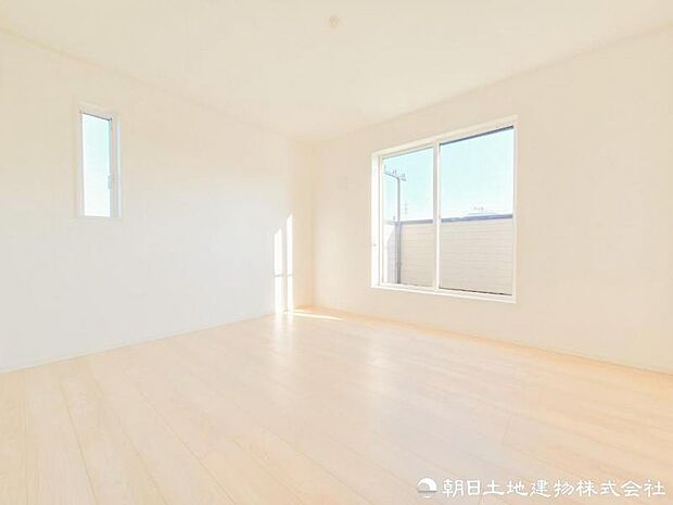 【洋室】 大きな窓からたっぷりと陽光が差し込む明るい洋室。家族の成長やライフスタイルの変化にも対応できる、永く住まうことを考えた間取りです。