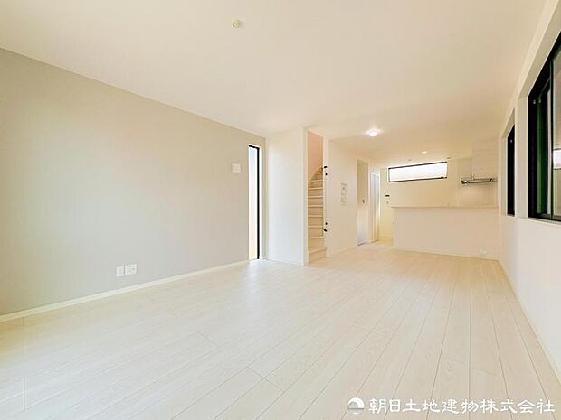 【リビング】 開放感あるLDKは家具配置もしやすく、家族それぞれの過ごし方に柔軟に対応できる設計です。