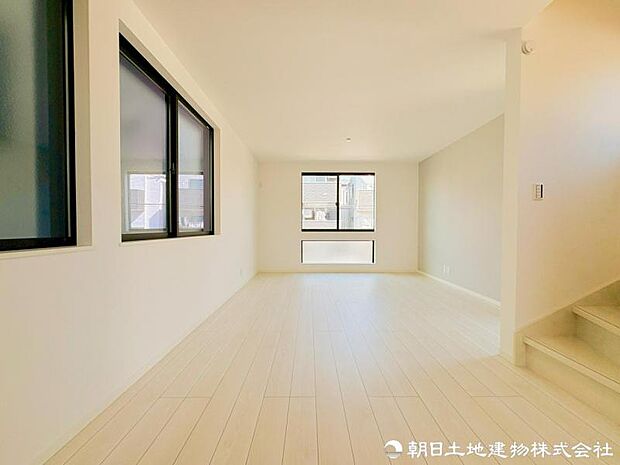 【リビング】 照明計画にも配慮し、夜は落ち着いた雰囲気に。昼と夜で異なる表情を楽しめる空間です。