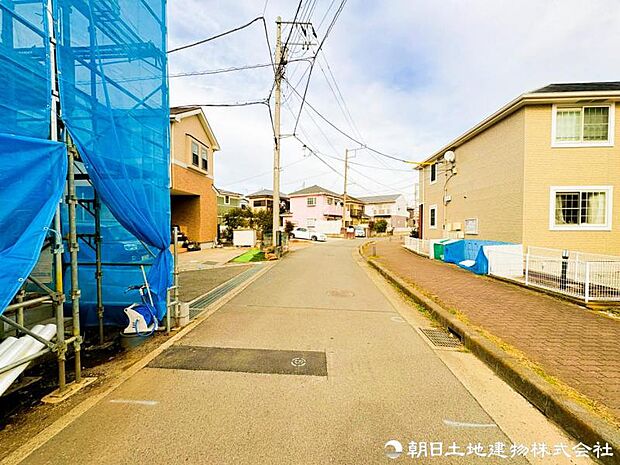 【前面道路】前面道路はゆとりがある為、お車の運転が苦手な方も安心ですね