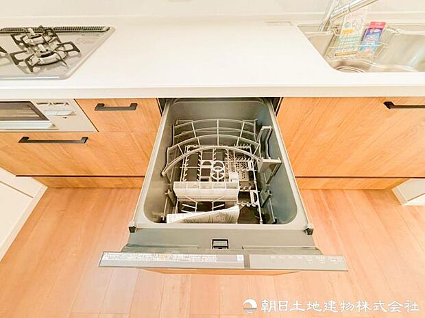 【食洗機】お食事後の面倒な片付けも食洗器でスムーズに片づけることが出来て家族の時間も確保出来ます。