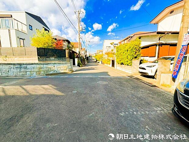 【前面道路】前面道路は車通りも少なくお車の運転が苦手な方も安心ですね。