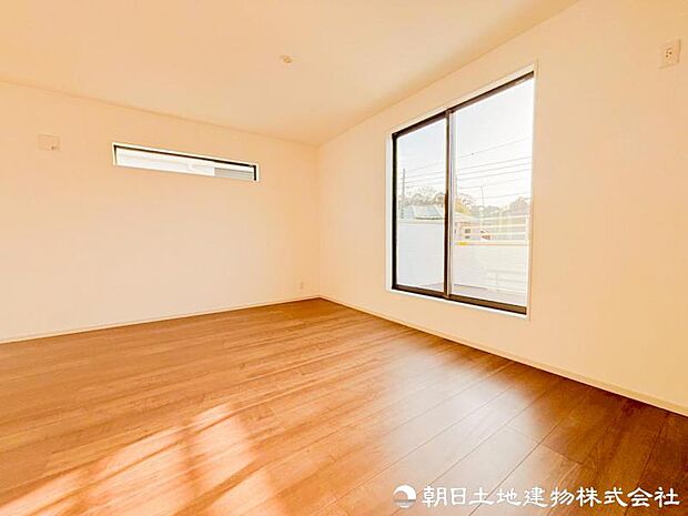 【洋室】家具の配置のし易い室内です。趣味の部屋としても充分な広さを確保しております。