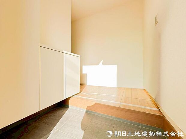 【玄関】毎日通る場所なので、清潔で快適な場所にしたいですね！玄関ホールは、シンプルかつ清潔感のデザインになっております。