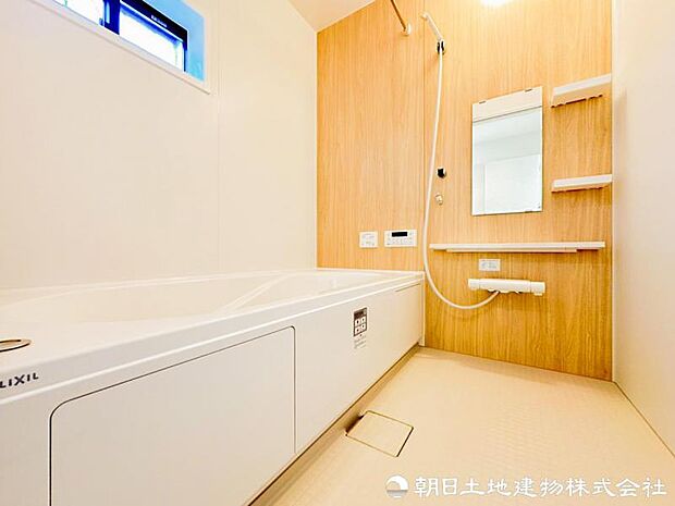 【バスルーム】機能的で清潔感溢れる浴室。快適・清潔な空間で心も体もオフになる時間を楽しむことが可能です。