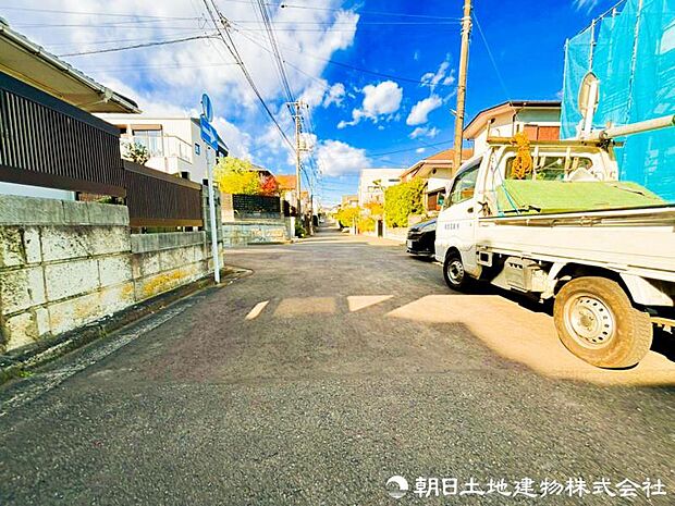【前面道路】前面道路はゆとりがある為、お車の運転が苦手な方も安心ですね