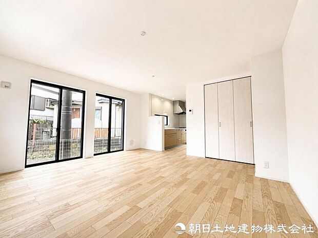 【リビング】 大きな窓から差し込む陽光が、室内をやさしく包み込みます。昼間は照明いらずの明るさを実感できます。