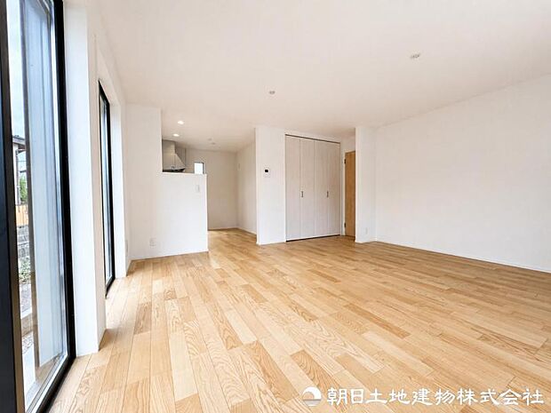 【リビング】 開放感あるLDKは家具配置もしやすく、家族それぞれの過ごし方に柔軟に対応できる設計です。