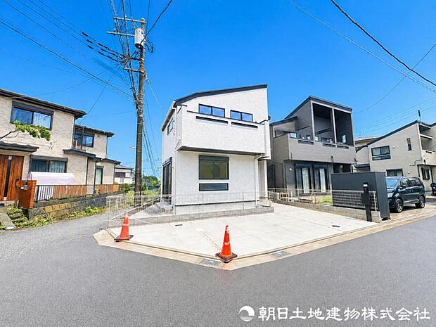 【外観写真】 街並みに調和する洗練された外観デザイン。落ち着いた佇まいの中に上質さを感じる住まいで、住むほどに愛着が深まる邸宅です。