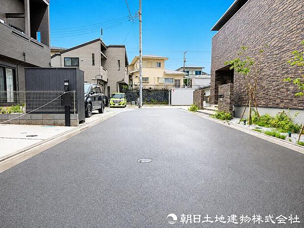 【前面道路】前面道路は車通りも少なくお車の運転が苦手な方も安心ですね。