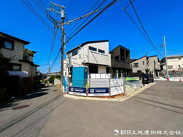【前面道路】前面道路は車通りも少なくお車の運転が苦手な方も安心ですね。