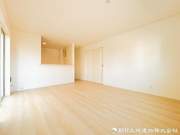 【リビング】 開放感あるLDKは家具配置もしやすく、家族それぞれの過ごし方に柔軟に対応できる設計です。