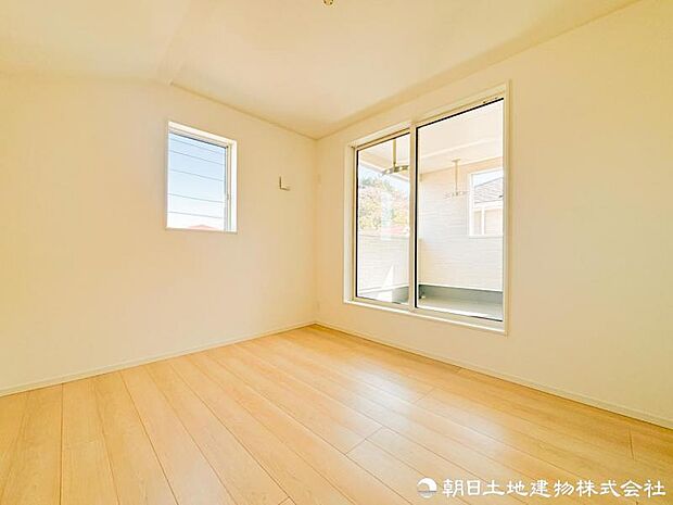 【洋室】 家具の配置がしやすい整った形状の洋室。ベッドやデスクも無理なくレイアウトでき、寝室はもちろん趣味部屋や書斎としても使える十分な広さを確保しています。