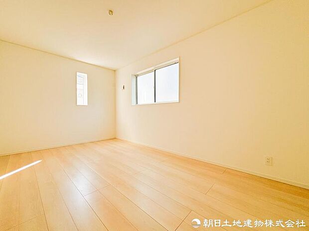 【洋室】 光と風を感じられる開放的な洋室。窓を開ければ爽やかな空気が通り抜け、心身ともにリラックスできる住空間です。