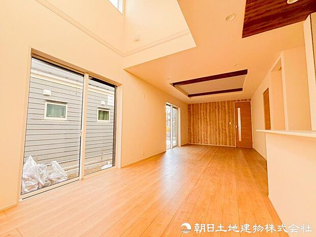 【リビング】太陽に愛された邸は、陽当り・通風に優れた魅力的で快適さを追求した邸宅でした。