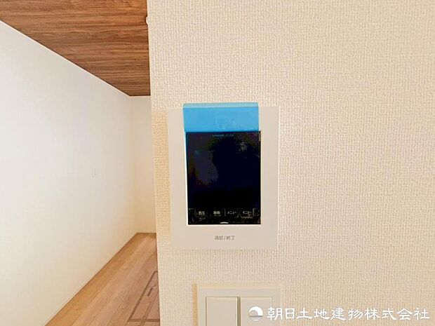 【インターホン】奥様やお子様だけでご在宅が多い方への必需品!突然の来訪も天候や時間帯に関係なく鮮明な画像で確認することが出来ます。