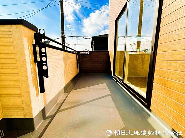 【バルコニー】気持ちのいい空が見渡せる広いバルコニー。爽やかな風を感じて、心躍る素敵な暮らしがはじまります。