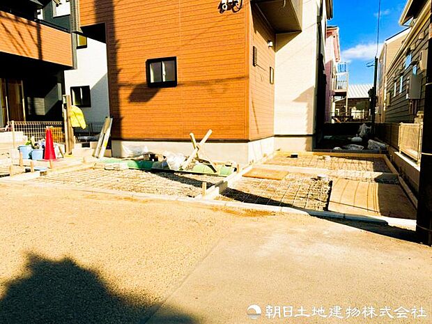 【駐車スペース】ゆとりある駐車スペースはお車だけではなくご家族様の自転車なども置くことも可能です