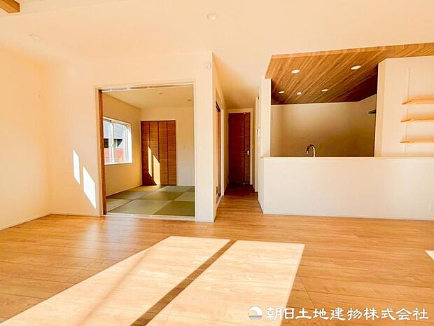 【リビング】太陽に愛された邸は、陽当り・通風に優れた魅力的で快適さを追求した邸宅でした。