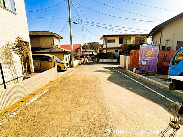 【前面道路】前面道路はゆとりがある為、お車の運転が苦手な方も安心ですね