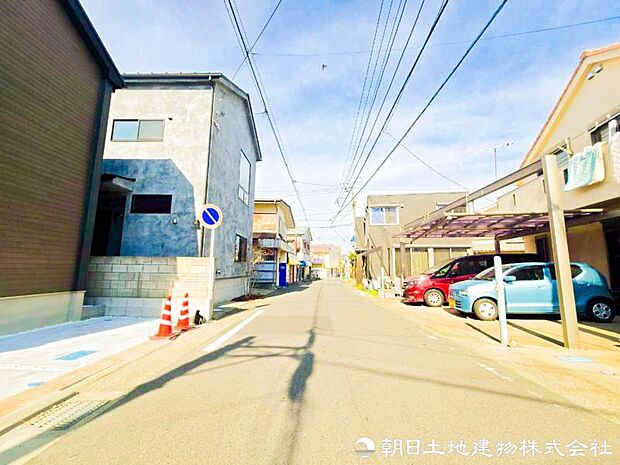 【前面道路】前面道路はゆとりがある為、お車の運転が苦手な方も安心ですね