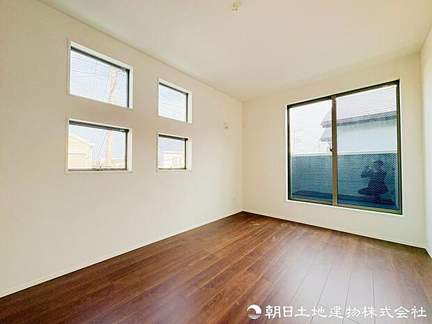 【洋室】家族とのコミュニケーションを促進する拘り設計。陽当り・通風に優れた魅力的で快適さを追求した邸宅でした。