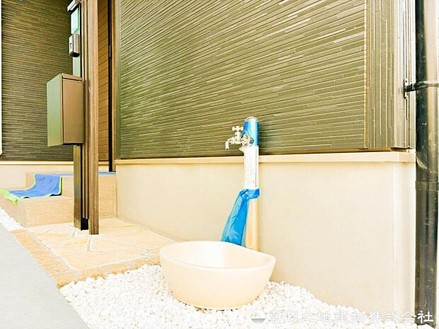 【外水洗】洗車や庭の水やりに便利な蛇口式外水洗を設置。ホース接続が簡単で、日々の外作業をスムーズにしてくれます。