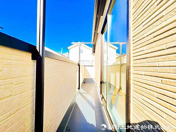 【バルコニー】気持ちのいい空が見渡せる広いバルコニー。爽やかな風を感じて、心躍る素敵な暮らしがはじまります。
