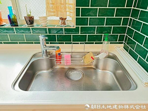 【キッチンシンク】作業スペースとシンクにゆとりを持たせ、家族で料理を楽しめる開放感あるキッチン。