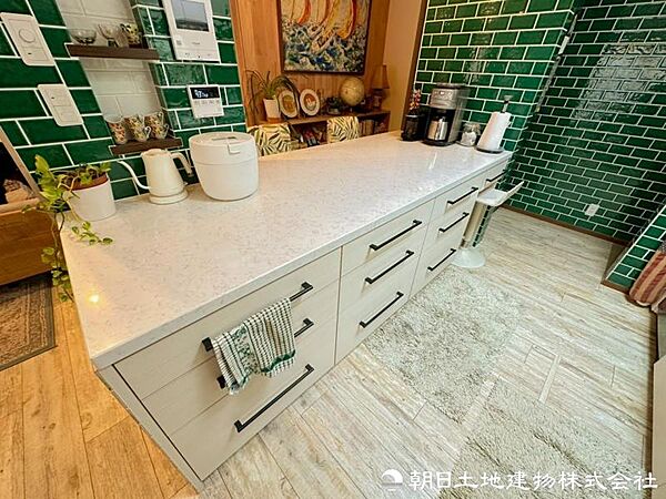 【カウンター】家事が速く、料理が楽しくなる。背面カウンターが動線を整える、考え抜かれたキッチン。