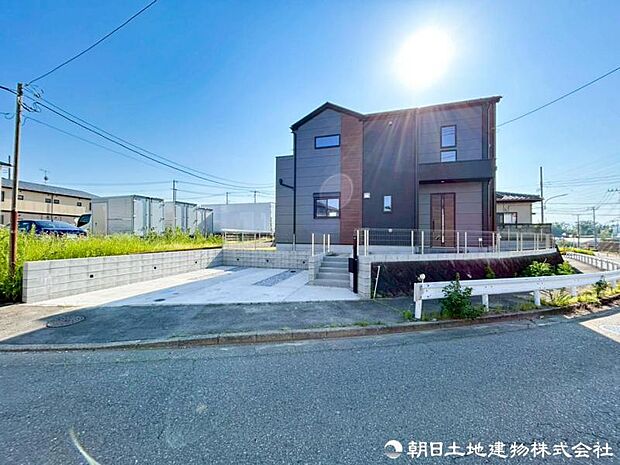 【外観写真】 陽光をたっぷりと取り込む設計思想。明るく開放的な住空間を外観からも感じられ、快適な暮らしを予感させてくれます。