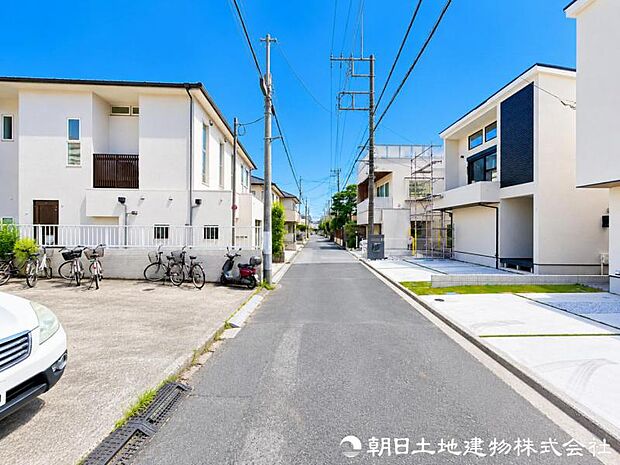 【前面道路】前面道路はゆとりがある為、お車の運転が苦手な方も安心ですね