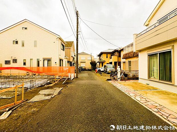 【前面道路】前面道路はゆとりがある為、お車の運転が苦手な方も安心ですね