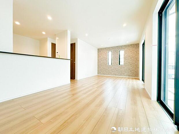 【リビング】通風と採光を考慮したリビングは地域の鼓動を感じながらお寛ぎ頂くことが可能です。