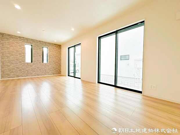 【リビング】降り注ぐ陽光をいっぱいに浴びて、ライトと共にLDK全体を明るく・開放感のある空間にしました。