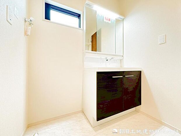 【洗面化粧台】目線に合わせた三面鏡付洗面化粧台を採用しました。三面鏡の裏側には収納棚を確保。