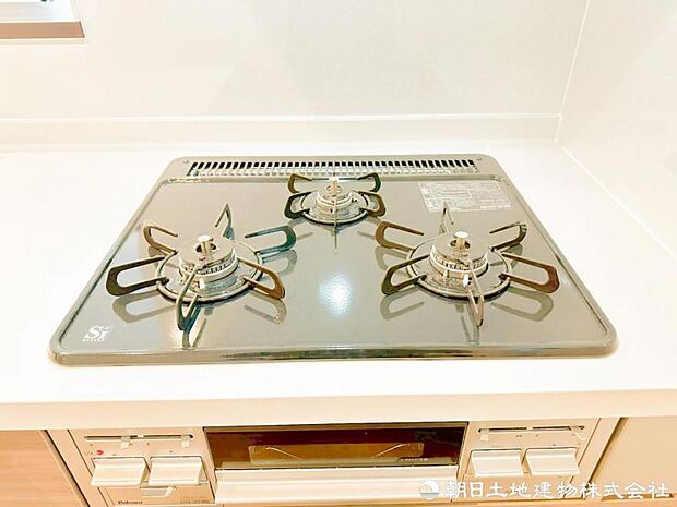 【コンロ】同時にたくさんの料理が調理できます。焼く・蒸す・煮るの工程を同時進行で進めることができるので、凝った料理もまとめて作ることができます。時短にもつながりますね。