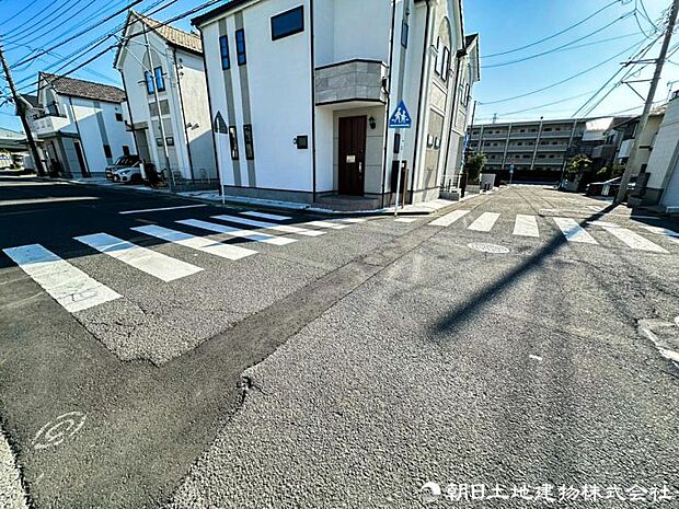 【前面道路】前面道路はゆとりがある為、お車の運転が苦手な方も安心ですね