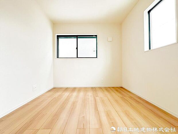 【洋室】家具の配置のし易い室内です。趣味の部屋としても充分な広さを確保しております。