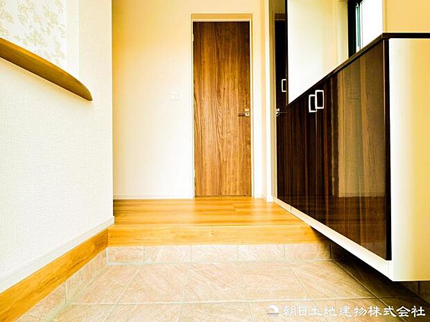 【玄関】清潔感溢れる玄関がお出迎えする本邸宅の物語は、ここから始まる日常を期待させます。この場所には「希望」と「優越」で包み込んでくれる「特別」な空間があります。