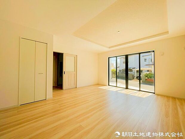 【リビング】 大きな窓から差し込む陽光が、室内をやさしく包み込みます。昼間は照明いらずの明るさを実感できます。