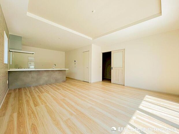 【リビング】 開放感あるLDKは家具配置もしやすく、家族それぞれの過ごし方に柔軟に対応できる設計です。